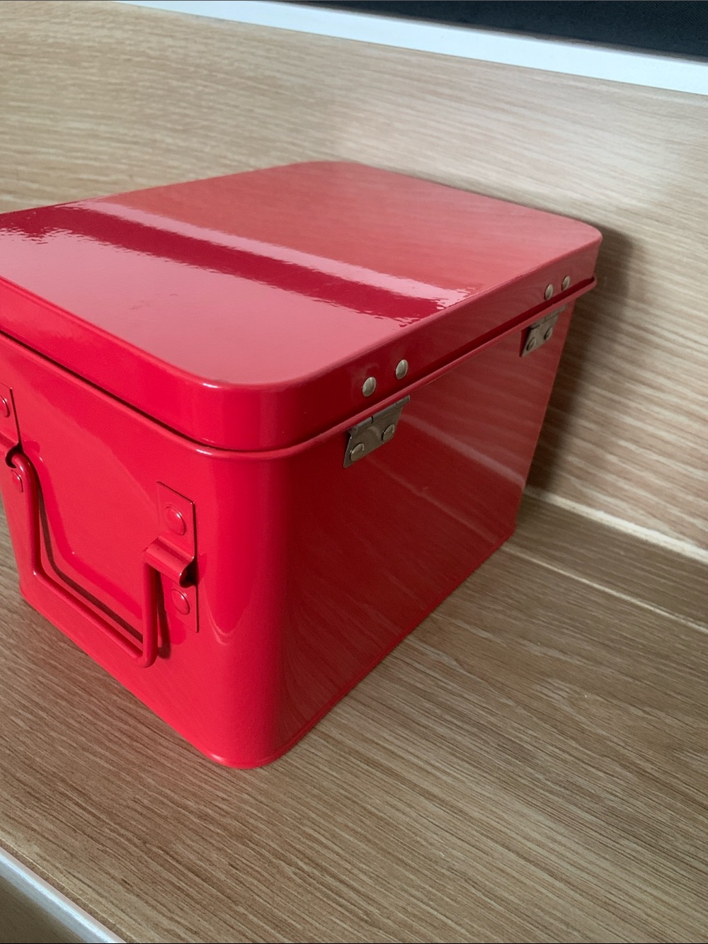 ROBELY First Aid Kit Metal Tin Container Storage Box - 'First Aid' Red - Picture 2 of 4